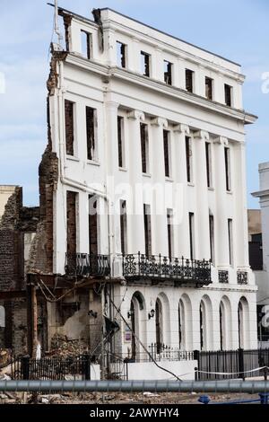 Eastbourne, East Sussex, Großbritannien. Februar 2020. Storm Ciara produziert weiterhin starke Winde und hohe Gezeiten entlang der Südküste von Sussex, was weitere Schäden über Nacht an der zerbrechlichen Struktur des Hotels in Claremont verursacht, die Ende 2019 durch einen Brand schwer beschädigt wurde. Credit: Alan Fraser/Alamy Live News Stockfoto