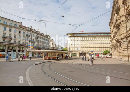 Zürich, Schweiz - 10. Juni 2017: Paradeplatz, Innenstadt von Zürich, Blick von der Einkaufspropromenade Bahnhofstraße. Stockfoto