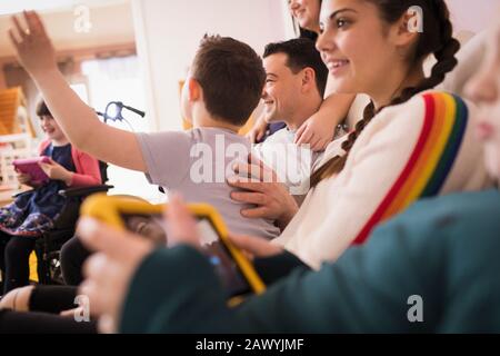 Familie vor dem Fernseher im Wohnzimmer-sofa Stockfoto