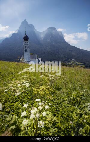 Kleine Kirche San Valentino in der italienischen Landschaft mit alpen im Hintergrund. Stockfoto