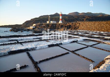 Salzpfannen. Verdunstung von Meerwasser, um reines Salz zu hinterlassen. Salinas de Fuencaliente, Insel La Palma, Kanarische Inseln. Stockfoto