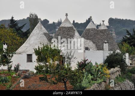 Traditionelle Trullo- oder Trulli-Häuser in der Nähe von Alberobello, Italien Stockfoto