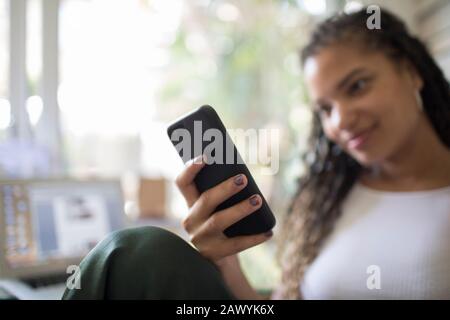 Junge Frau mit Smartphone Stockfoto