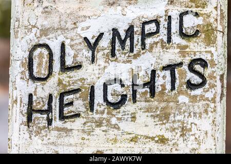 Alter Betonpfosten in Springs, NY mit dem Namen der Nachbarschaft, Olympic Heights Stockfoto