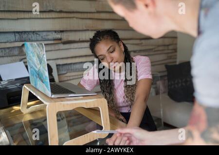 Junge Unternehmerinnen, die im Heimbüro arbeiten Stockfoto