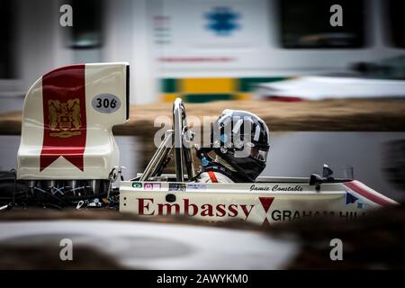 Jamie Constable fährt auf dem Goodwood Festival of Speed 2018 in der Botschaft Graham Hill Livery von der Startlinie in einem TYRIN Lola-Ford T370 ab. Stockfoto