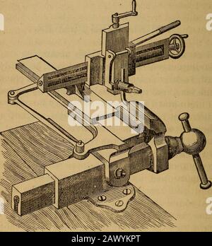 Das Werkzeug-Werkzeug des Mechanikers Weiterführende praktische Regeln und Vorschläge für den Einsatz von Maschinisten, Eisenarbeitern und anderen . nvenient Methode schlage sich dem erfinderischen Mechaniker vor. Die Backen des Schraubstocks halten die zu planierenden Arbeiten und die erforderliche Gegenbewegung wird dem Ausziehwerkzeug mit einem Hebel gegeben, der auf ein Schiebebett gedreht ist. Und dann mittels Gelenk und Arm mit einer Verlängerung des Kastens verbunden, auf dem das Bett gleiten soll. Am Gleitbett ist eine Querarmtasche angebracht, auf der die Kopfplatte, die das Werkzeug-Ständer-Schneidwerkzeug trägt, befestigt ist. Dieser Kopf hat ein ho Stockfoto