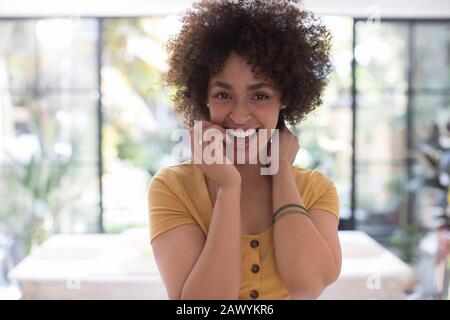 Portrait fröhliche junge Frau Stockfoto