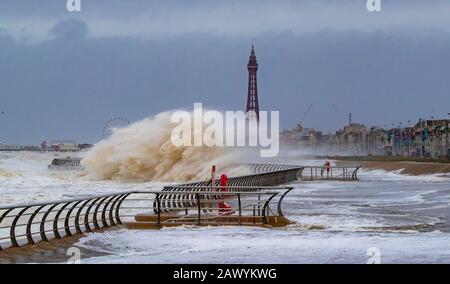 Wellen stürzen über die Küste von Blackpool ab, da Wetterwarnungen für Wind, Schnee und Eis in weiten Teilen des Landes ausgegeben wurden, während Großbritannien sich von der Batterie von Storm Ciara erholt. Stockfoto