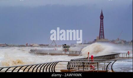 Wellen stürzen über die Küste von Blackpool ab, da Wetterwarnungen für Wind, Schnee und Eis in weiten Teilen des Landes ausgegeben wurden, während Großbritannien sich von der Batterie von Storm Ciara erholt. Stockfoto