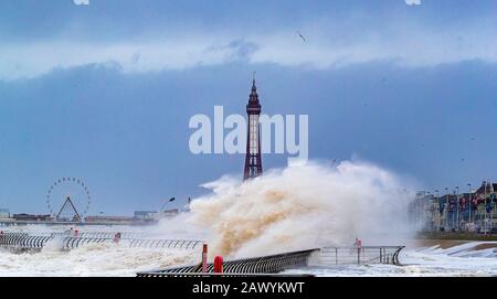 Wellen stürzen über die Küste von Blackpool ab, da Wetterwarnungen für Wind, Schnee und Eis in weiten Teilen des Landes ausgegeben wurden, während Großbritannien sich von der Batterie von Storm Ciara erholt. Stockfoto