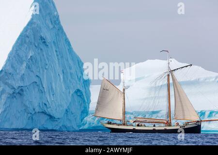 Schiff segelt auf majestätischen Eisbergen auf dem Atlantik Grönland Stockfoto