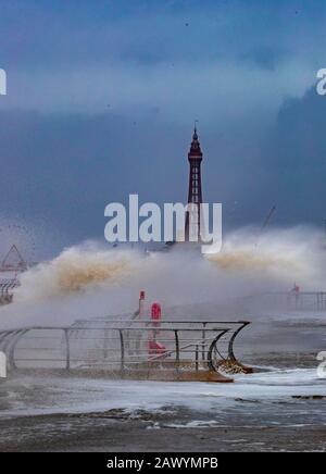 Wellen stürzen über die Küste von Blackpool ab, da Wetterwarnungen für Wind, Schnee und Eis in weiten Teilen des Landes ausgegeben wurden, während Großbritannien sich von der Batterie von Storm Ciara erholt. Stockfoto