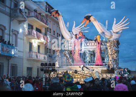 Viareggio, ITALIEN - 09. FEBRUAR 2020: Der Karnevalsumzug schwimmt auf den Straßen von Viareggio, Italien. Karneval von Viareggio gilt als einer der wichtigsten Karnevale Italiens. Stockfoto