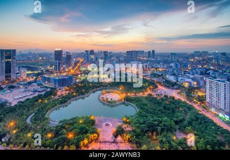 Hanoi skyline Stadtbild in der Dämmerung. Cau Giay Park, westlich von Hanoi Stockfoto