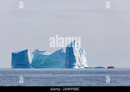 Majestätische Eisbergformationen auf dem sonnigen blauen Atlantischen Ozean Grönlands Stockfoto