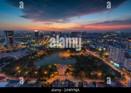 Hanoi skyline Stadtbild in der Dämmerung. Cau Giay Park, westlich von Hanoi Stockfoto