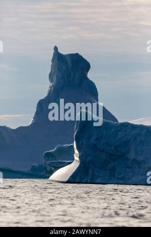 Majestätische Eisberg-Formationen auf dem sonnigen Atlantischen Ozean Grönlands Stockfoto