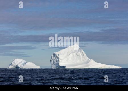 Majestätische Eisbergformationen auf dem sonnigen blauen Atlantischen Ozean Grönlands Stockfoto