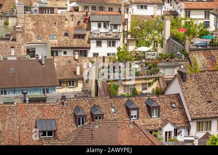 Zürich, Schweiz - 10. Juni 2017: Blick über die Dächer der Stadt Zürich. Stockfoto