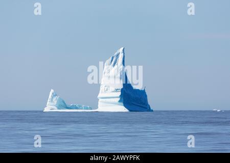 Majestätische Eisbergformationen über dem sonnigen, ruhigen atlantischen Ozean Grönlands Stockfoto