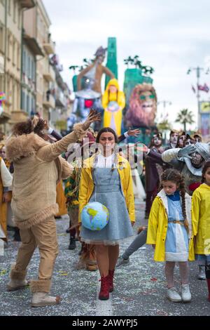 Viareggio, ITALIEN - 09. FEBRUAR 2020: Der Karnevalsumzug schwimmt auf den Straßen von Viareggio, Italien. Karneval von Viareggio gilt als einer der wichtigsten Karnevale Italiens. Stockfoto