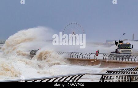 Wellen stürzen über einen Lastwagen am Ufer von Blackpool ab, da Wetterwarnungen für Wind, Schnee und Eis in weiten Teilen des Landes ausgegeben wurden, während das Vereinigte Königreich versucht, sich von dem von Storm Ciara gebeutelten Wetter zu erholen. Stockfoto