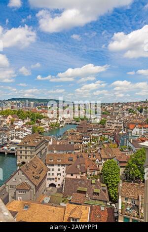 Blick über Zürich, alte traditionelle Häuser in der Innenstadt in der Nähe des Flusses Limat Stockfoto