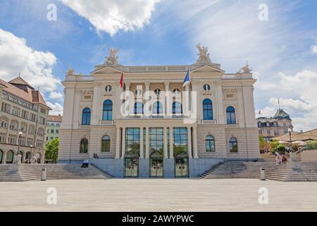 Opernhaus Zürich (Opernhaus Zuerich) - Eingang, Blick vom Sechselautenplatz Stockfoto