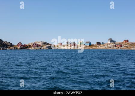 Mehrfarbige Häuser an der sonnigen abgelegenen Meeresküste Disko Bay Westgrönland Stockfoto