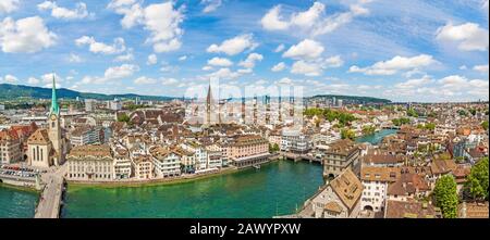 Züricher Innenstadtpanorama mit berühmter Fraumunster Kirche, Peterskirche und Limmat - Blick von der Großmunster Kirche an einem sonnigen Tag mit Clou Stockfoto