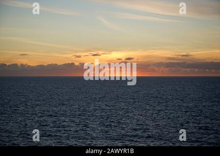 Himmel und Meer bei Sonnenuntergang. Geeignet als Hintergrundbild. Stockfoto