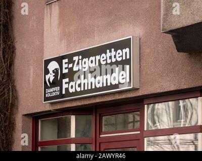 Berlin, DEUTSCHLAND - 4. FEBRUAR 2020: Logo eines Vape Shops, In Dem elektronische Zigaretten Und Flüssigkeiten In Berlin verkauft werden Stockfoto