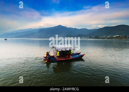 November 28.2018 Phewa Lake Pokhara Nepal. Rohes Boot mit Touristen auf dem Weg zum Barahi-Tempel im phewa-see Pokhara Nepal Stockfoto