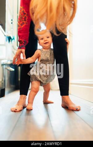 Mutter und niedliche Tochter stehen auf dem Flur Stockfoto