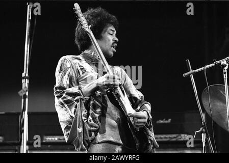 Jimi Hendrix auf dem berühmten Festival der Insel Wight im Jahr 1970 nahmen schätzungsweise zwischen 600 und 700.000 Menschen Teil. Sonntag, 30. August 1970 Stockfoto