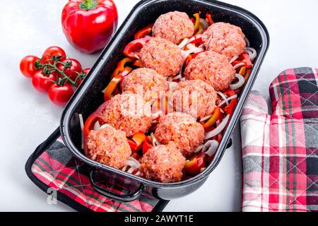 Hausgemachte Fleischbällchen mit Sauce. Hackfleisch und Gemüse. Stockfoto