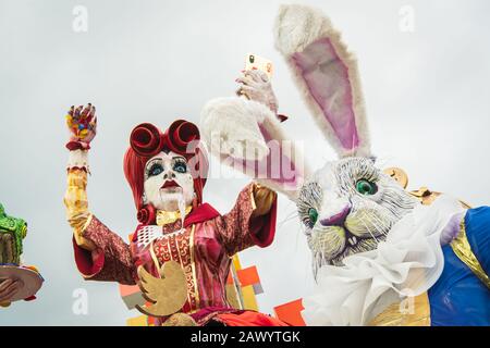 Viareggio, ITALIEN - 09. FEBRUAR 2020: Der Karnevalsumzug schwimmt auf den Straßen von Viareggio, Italien. Karneval von Viareggio gilt als einer der wichtigsten Karnevale Italiens. Stockfoto