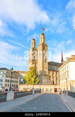 Münster Großmunster von Zürich - Blick von der Brücke 'Munsterbrucke' mit Straßenbahn und Leuten Stockfoto