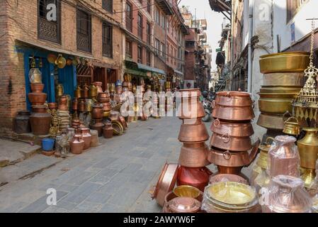 In Patan bei Kathmandu auf Nepal gibt es ein Geschäft mit Messingutensilien und Kunsthandwerk Stockfoto