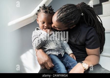 Liebevoller Vater, der den kleinen Sohn küsst Stockfoto