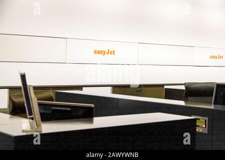 Zürich, Schweiz - 11. Juni 2017: Check-in-Schalter der Fluggesellschaft easyjet am Flughafen Zürich Stockfoto