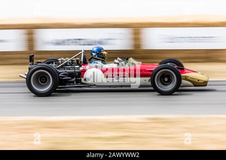 Andrew Beaumont fuhr einen 1968 Lotus-Cosworth 49B F1-Wagen auf dem Goodwood Festival of Speed 2018. Stockfoto