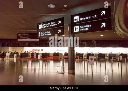 Zürich, Schweiz - 11. Juni 2017: Flughafen Zürich, Check-in-Schalter 3, Schild zu Abflugsteig, Straßenbahn, Toiletten Stockfoto