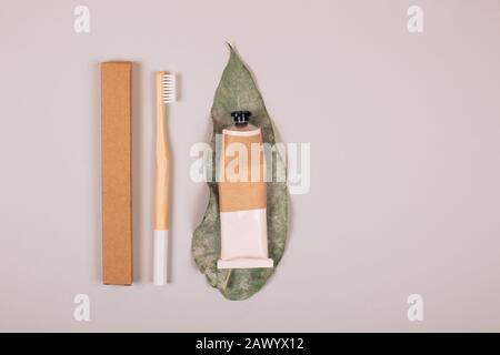 Null Abfall self-care Produkte. Bambus Zahnbürste, Zahnpasta, Zahn, Pulver und Flachs. Flach Stil. Stockfoto
