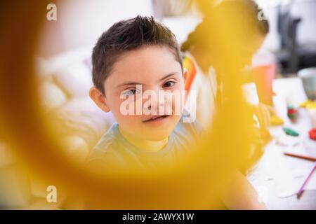 Portrait niedlicher Junge mit Down-Syndrom spielen Stockfoto