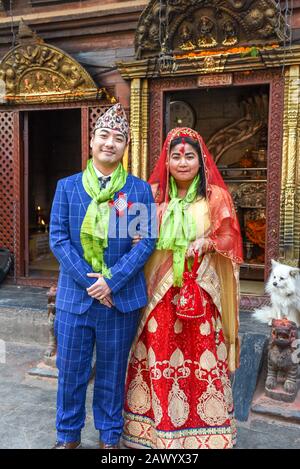 Patan, Nepal - 24. Januar 2020: Hochzeitspaar auf traditioneller Kleidung in einem Tempel von Patan in der Nähe von Kathmandu in Nepal Stockfoto