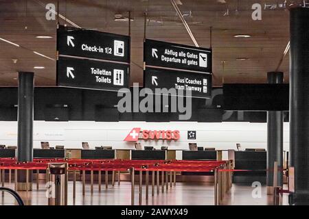 Zürich, Schweiz - 11. Juni 2017: Flughafen Zürich, Check-in-Schalter 3, Schild zu Abflugsteig, Straßenbahn, Toiletten Stockfoto