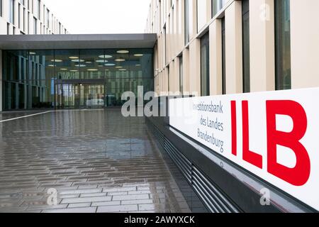 Potsdam, Deutschland. Februar 2020. Der Eingang der Investionsbank des Landes Brandenburg (ILB). Credit: Soeren Stache / dpa-Zentralbild / dpa / Alamy Live News Stockfoto