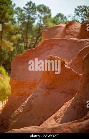 Roussillon Ocher Steinbrüche unter dem Sonnenlicht und einem blauen Himmel In Frankreich Stockfoto